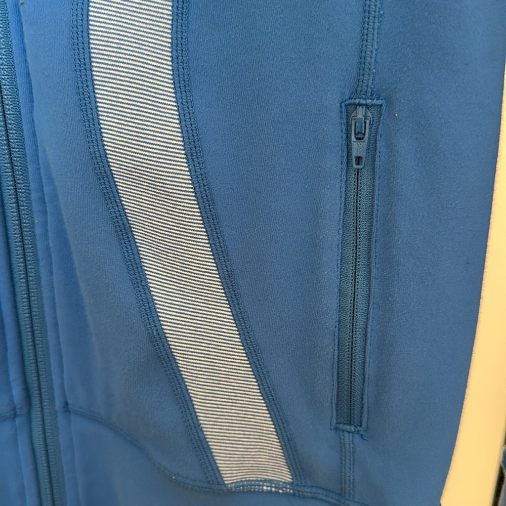 Lululemon Stride Full Zip Jacket in Blue Wee Stripe White Porcelaine Women Sz 4 - Picture 4 of 13